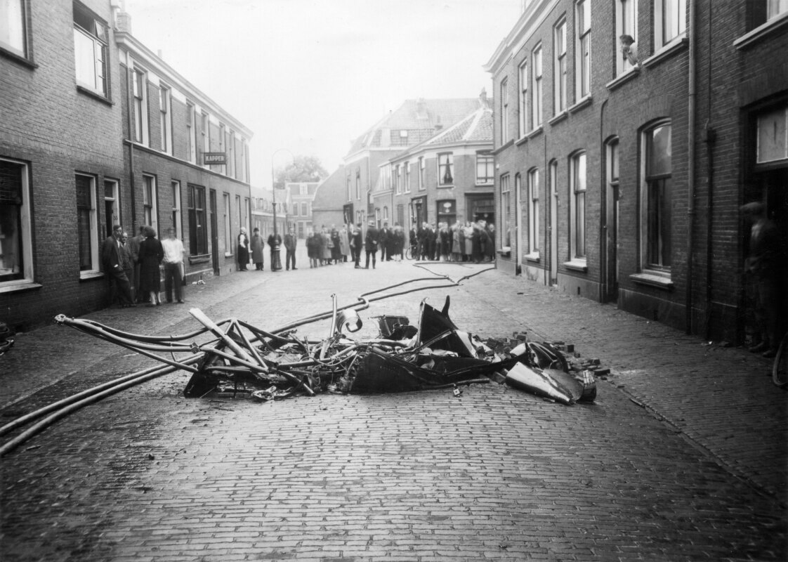 De linker buitenmotor van de neergeschoten Lancaster in de Bouwstraat, woensdag 23 juni 1943. Foto: Utrechts Archief