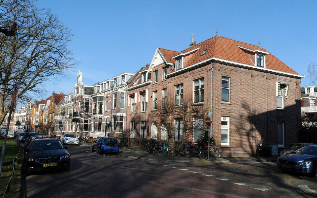 In hoekhuis Koningslaan 61/Willem de Zwijgerstraat is de huisartsenpraktijk Koningslaan gevestigd. Foto: HUA (maart 2025)