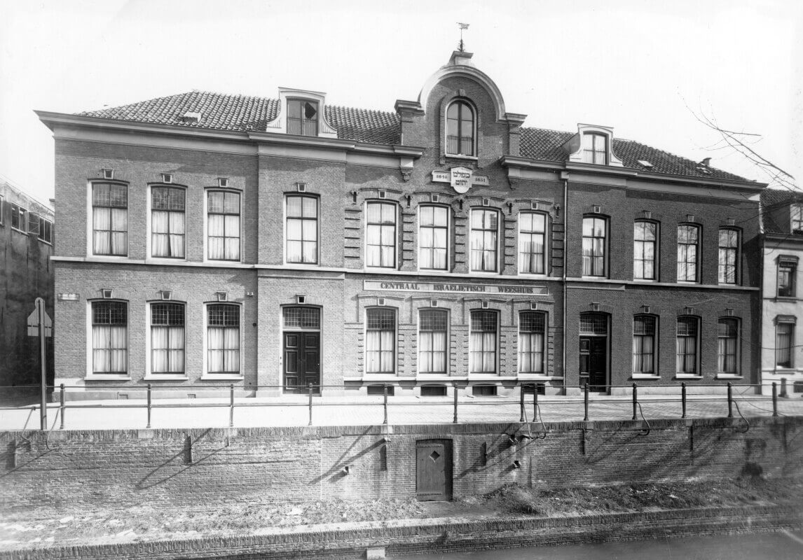 De voorgevel  van het Centraal Israëllitisch Weeshuis aan de Nieuwegracht, 1932. Foto: HUA