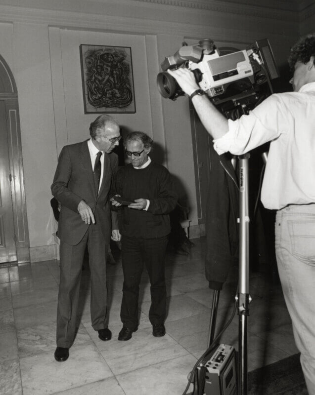 Uitreiking van de penning in 1986 aan Jos Stelling door wethouder Pot. Foto: Utrechts Archief