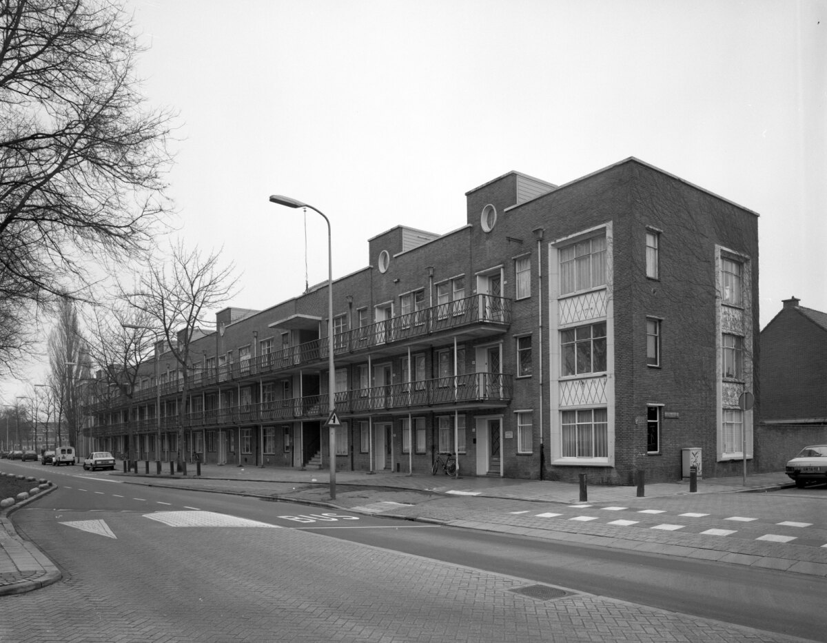 De flat op de Prins Bernhardlaan in 1974. De witte steunpilaren onder de balkons waren er in de jaren 50 nog niet (HUA)