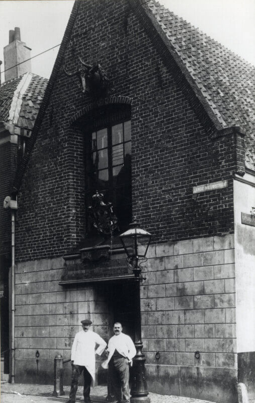 De voorgevel van het pand Lange Nieuwstraat 34 (de voormalige Kleine Vleeshal), circa 1915. Foto: HUA