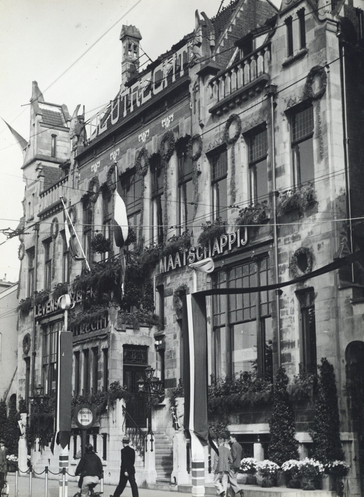 De versierde voorgevel van De Utrecht, vanwege het 300-jarig bestaan van de universiteit. Foto: Polygoon, 1936