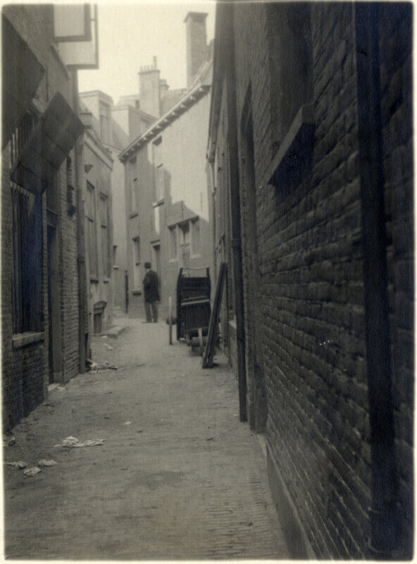 De steeg het Jodenrijtje in 1925, toegankelijk vanaf de Oudegracht en de Bakkerstraat. Foto: J.W. Deetman/Utrechts Archief
