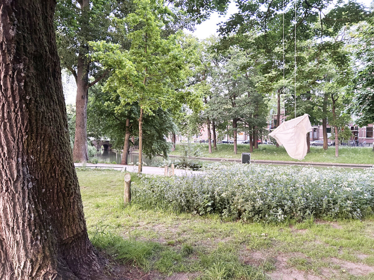 Een fascinerend zakje aan touwtjes aan de Servaasbolwerk. Foto: JT