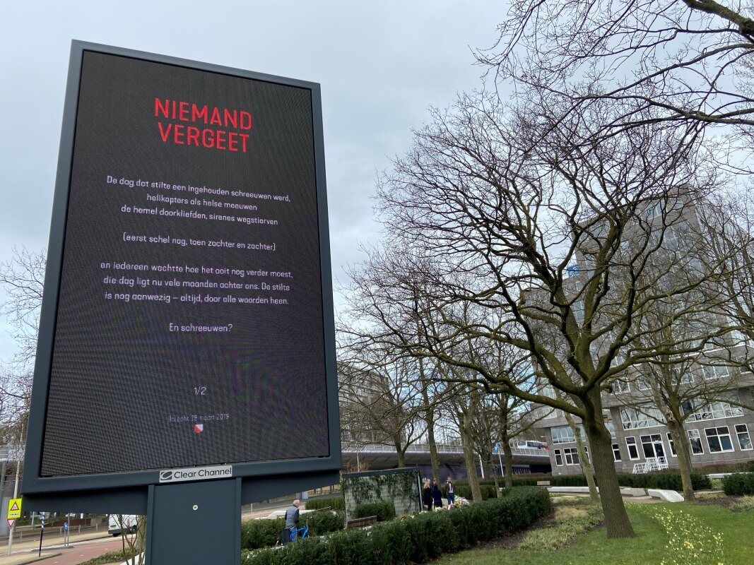 Het eerste deel van het gedicht op de zuil bij het herdenkingsparkje bij het 24 Oktoberplein. Foto: Jim Terlingen