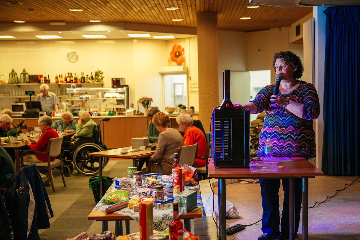 Sandra en de prijzentafel.