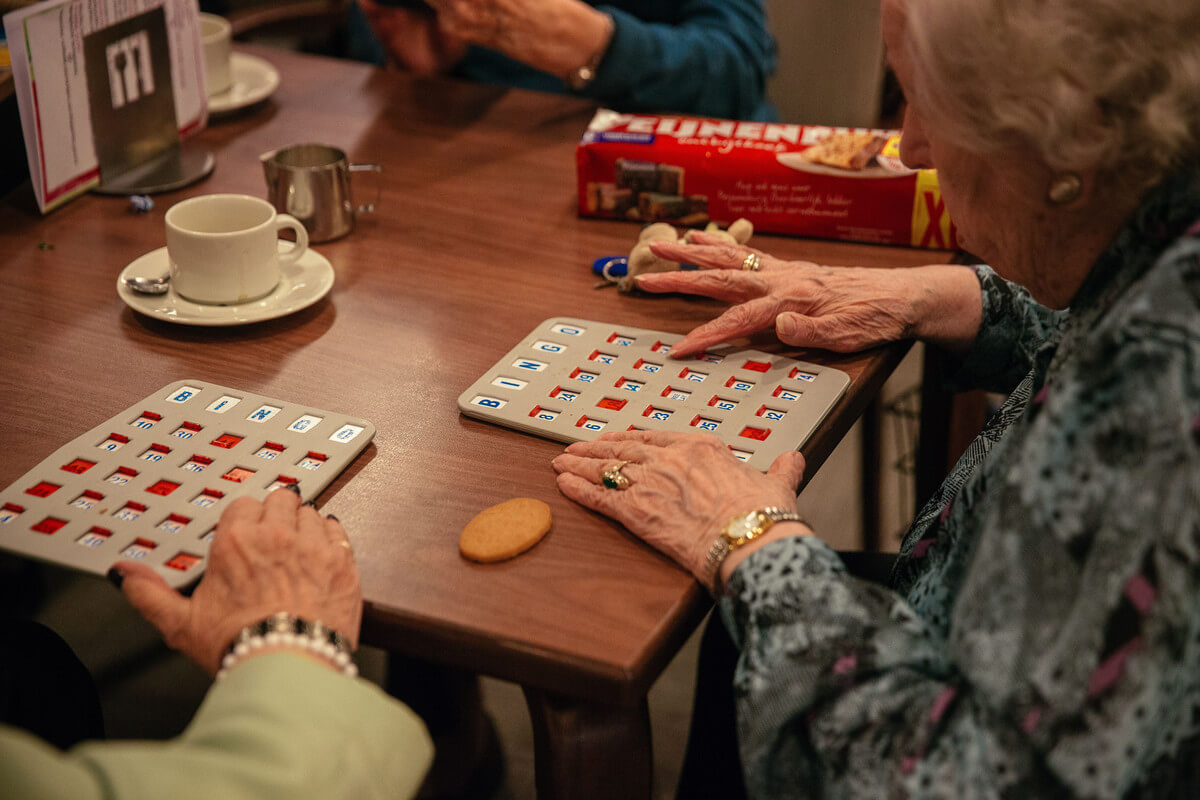 Bingo met koffie en een koekje.