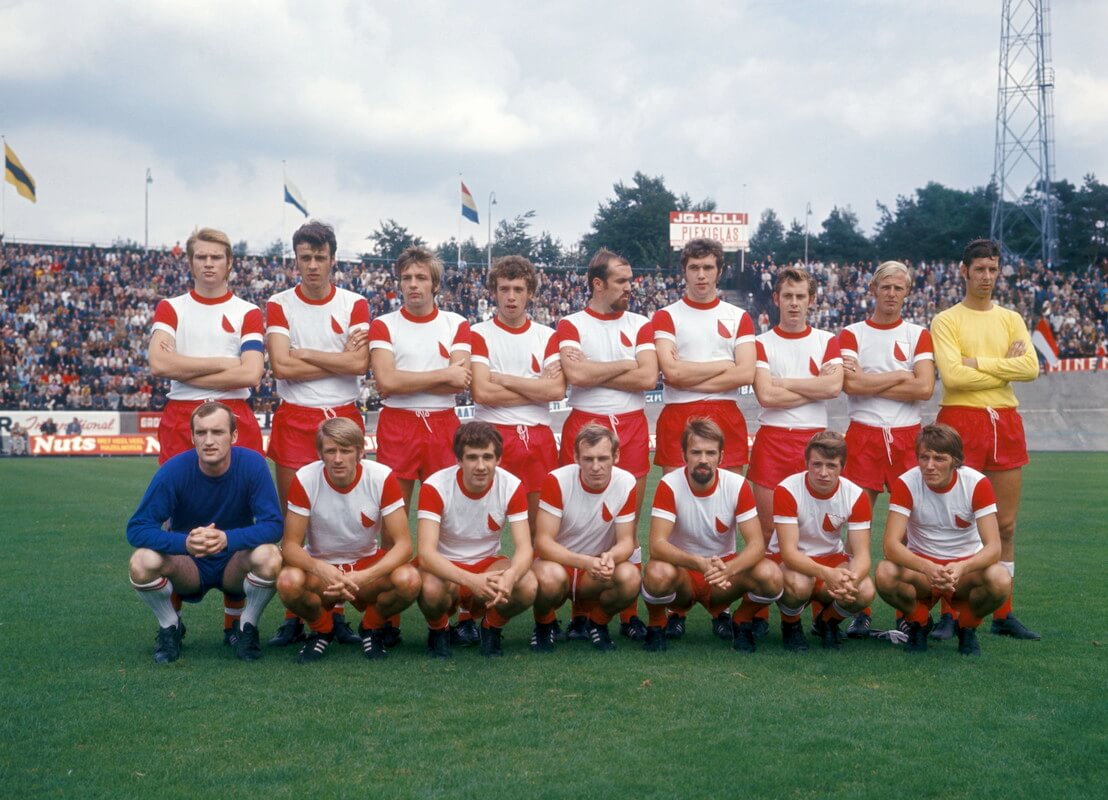 Co Adriaanse (staande 3e van links) in het eerste elftal van FC Utrecht in 1970. Foto uit 40 jaar FC Utrecht