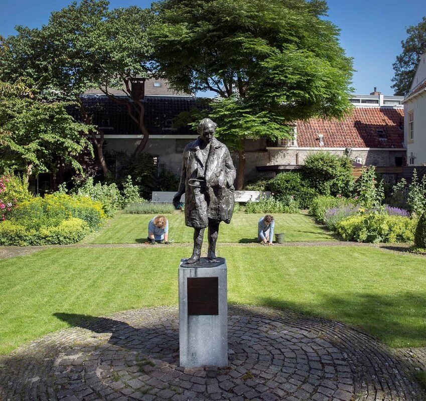 De man met De Schuiftrompet, naar een personage uit Crones verhaal De schuiftrompet, maker beeld Hans Bayens . Foto: Werry Crone