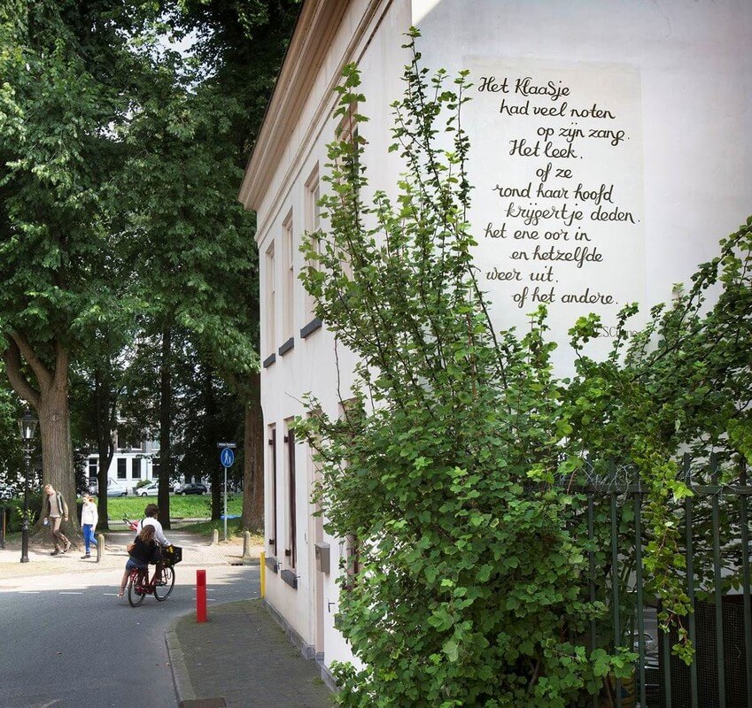 Nicolaasdwarsstraat met tekst van Crone uit zijn novelle Muziek over het water. Foto: Werry Crone