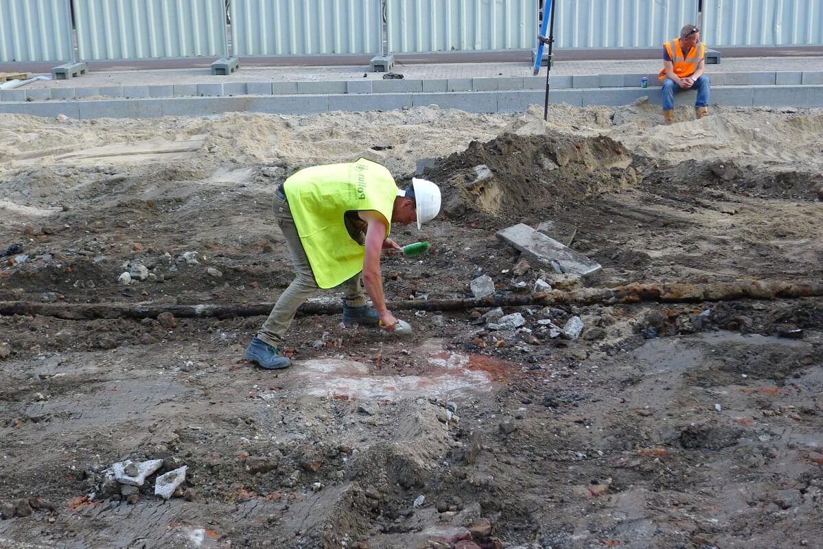 Een archeoloog aan het werk op het Vredenburg.