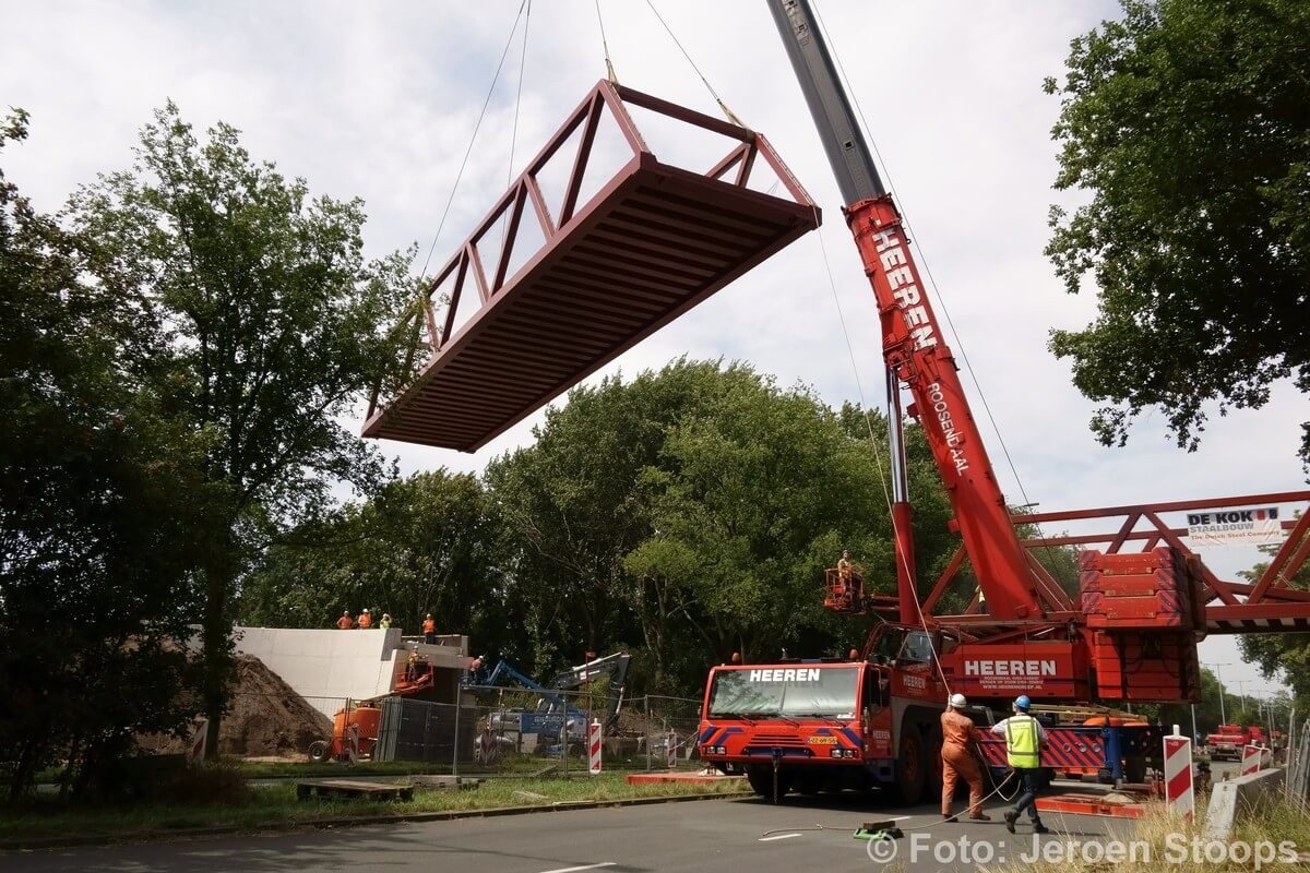 De brug wordt ingehesen.