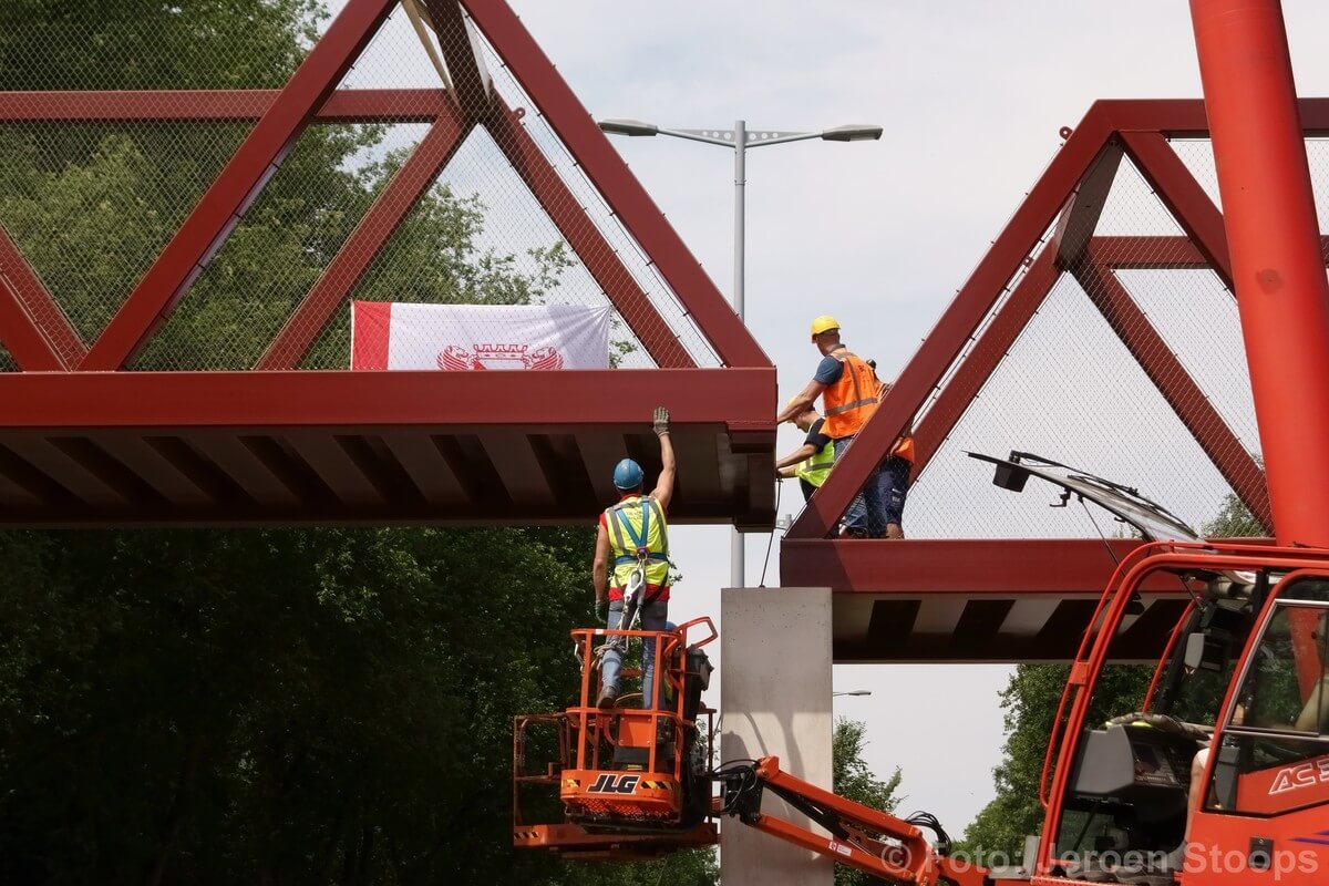 De brug wordt op z'n plek gebracht.