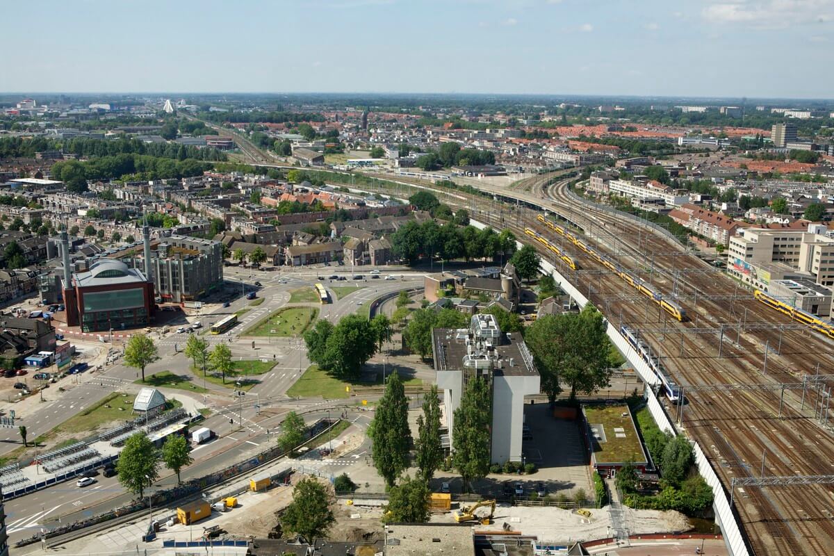 Een indrukwekkend uitzicht op het Westplein met moskee en rechts de treinsporen naar het Centraal Station.