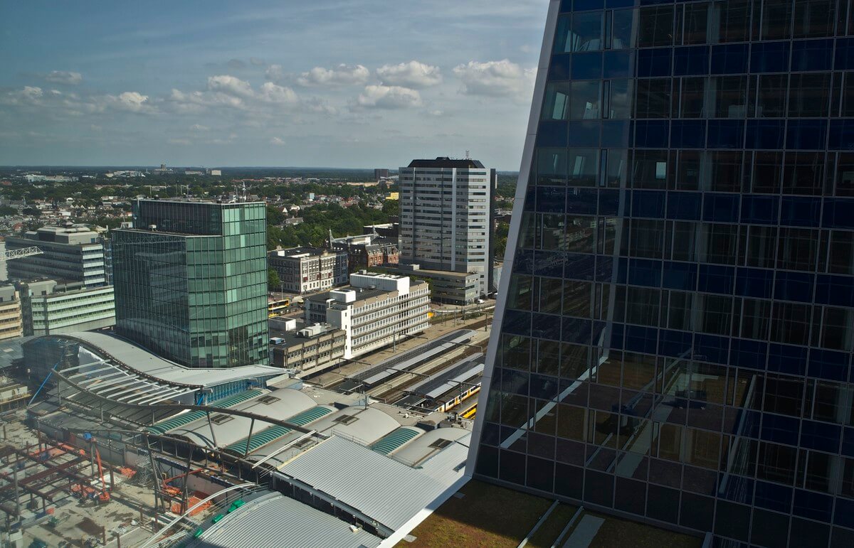 Uitzicht richting de kantoren van de NS en ProRail.