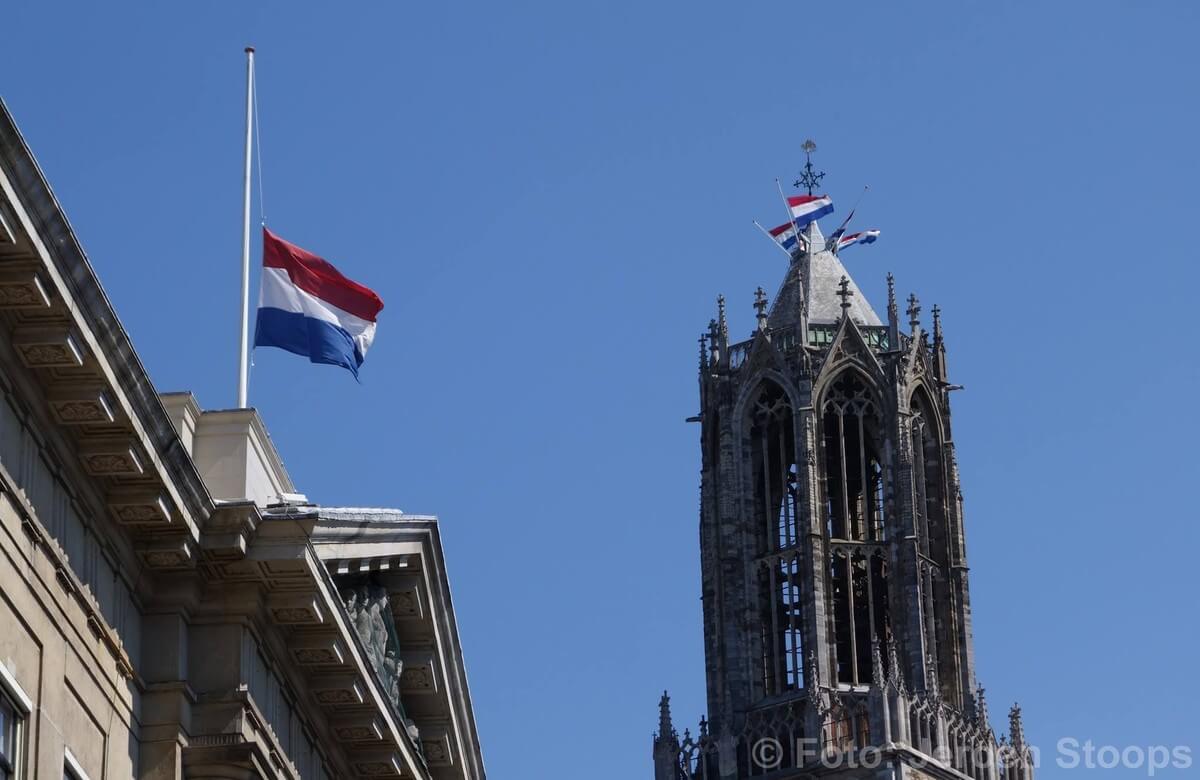 De vlag halfstok op stadhuis en Domtoren. Foto: Jeroen Stoops