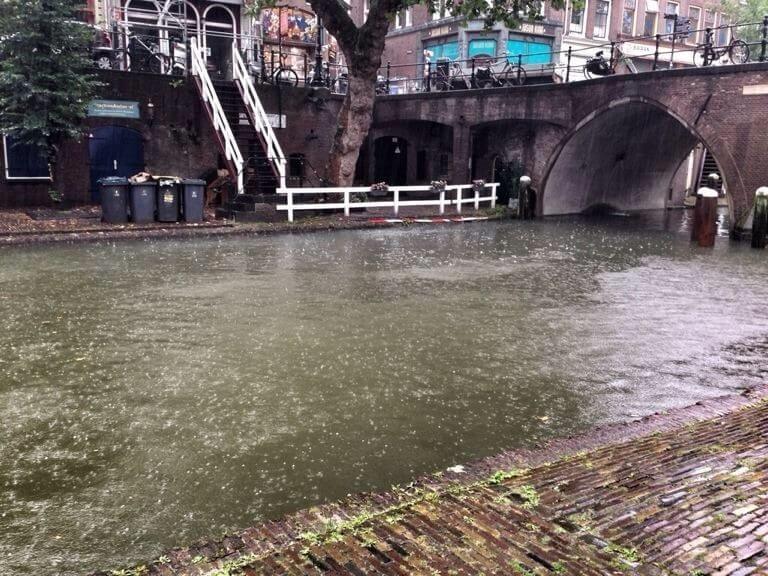 Water klotst tegen de rand van de Oudegracht. Foto: www.keeswennekendonk.nl