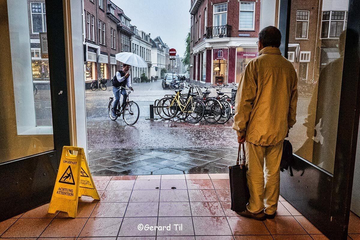 Wachten tot de regen voorbij is. Foto: Gerard Til