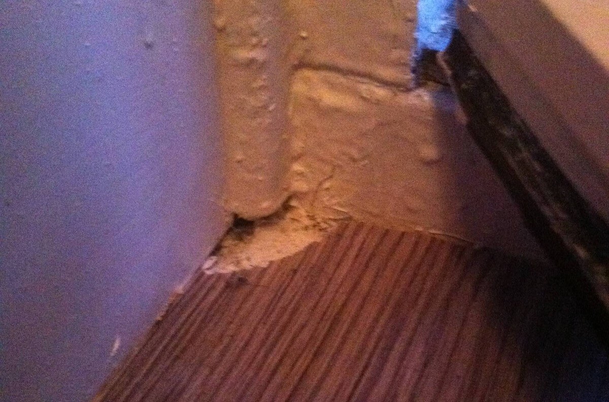 Een opening naar een muizenhol.