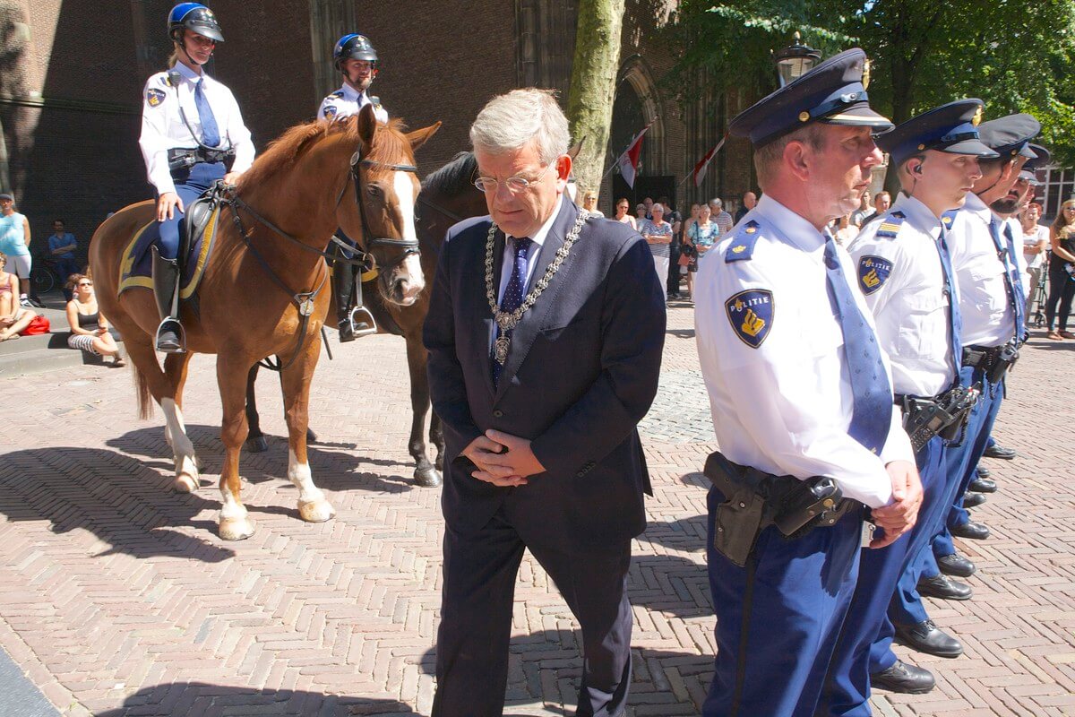 Burgemeester Van Zanen tijdens de dag van Nationale Rouw op het Domplein. Foto: Ton van den Berg