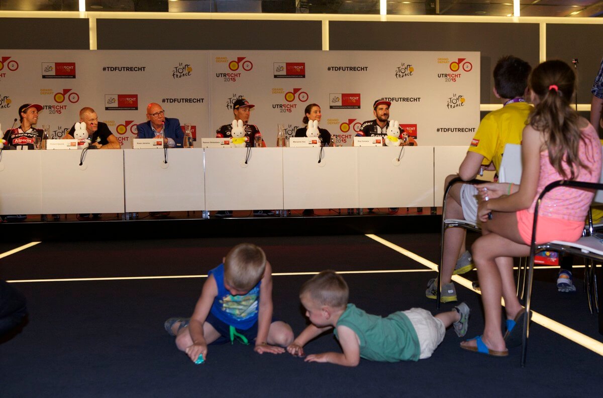 Niet iedereen had aandacht voor de kinderpersconferentie. Foto: Ton van den Berg