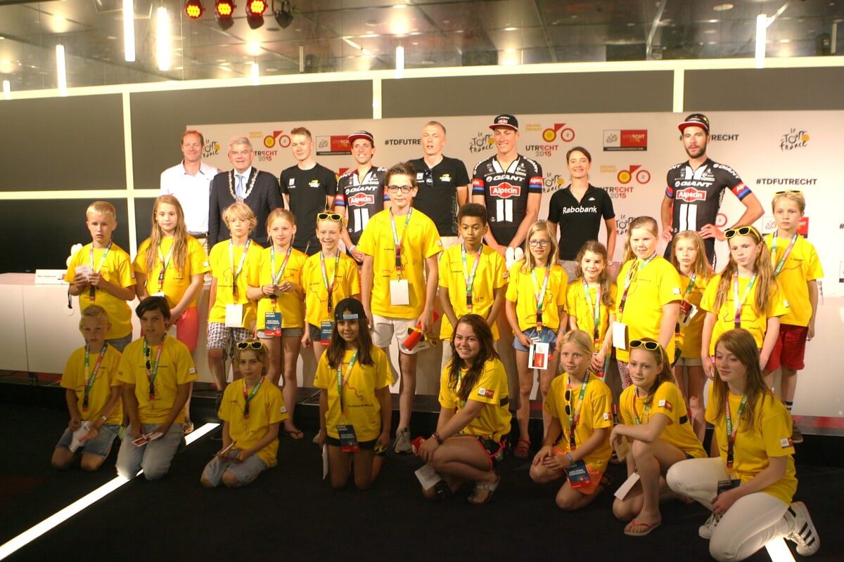 Groepsfoto van persconferentie kids en wielrenners. Foto: Johan Morgenstond