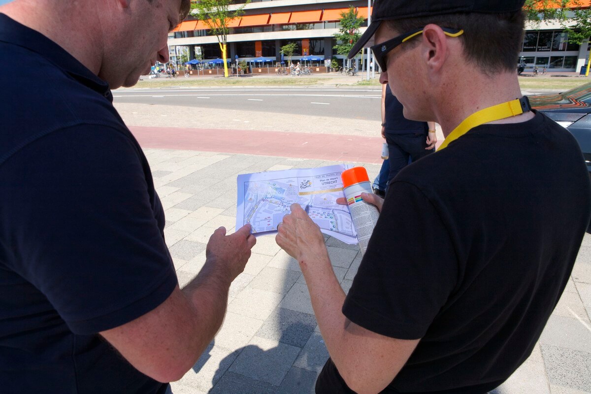 Ron Looij (links) overlegt op de Croeselaan. Foto's Ton van den Berg