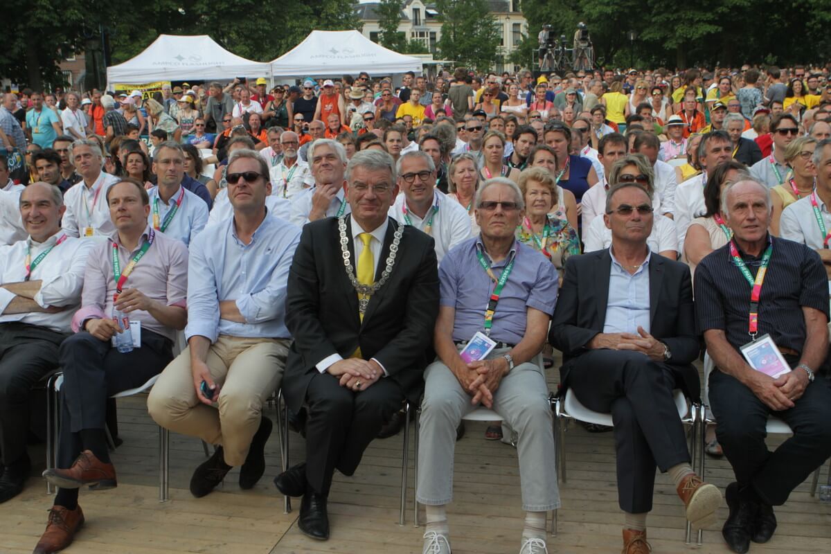 Wethouder Kreijkamp, Prudhomme, burgemeester Van Zanen, Jan Janssen, Bernard Hinault en Joop Zoetemelk vooraan in park Lepelenburg. Foto: Johan Morgenstond