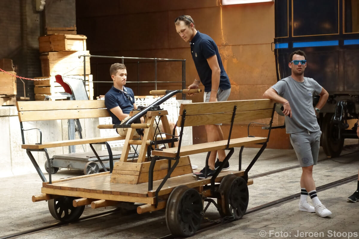 In Het Spoorwegmuseum vermaken de wielrenners zich graag met een railfiets. Foto: Jeroen Stoops