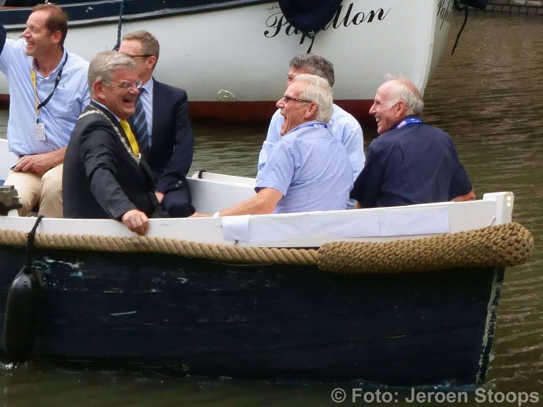 Ook burgemeester Van Zanen, Tourdicteur Prudhomme en Tourwinaars Joop Zoetemelk en Jan Janssen komen met de boot naar Lepelenburg. Foto: Jeroen Stoops
