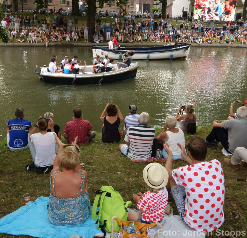 Het publiek geniet langs de kant van singel. Foto: Jeroen Stoops