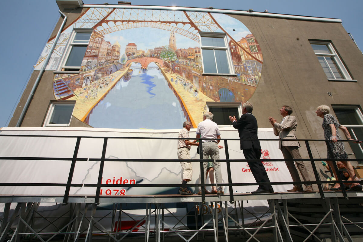 De onthulling. Foto: Ton van den Berg