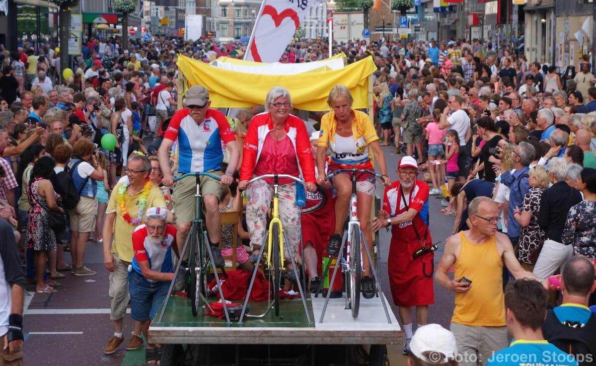 Jong en oud op de fiets. Foto: Jeroen Stoops