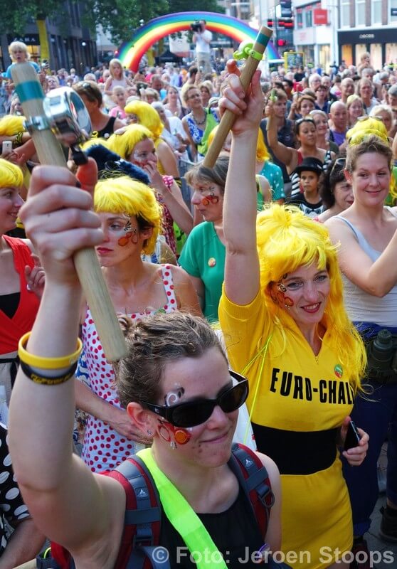 Het publiek gaat in carnavalsoptocht achter de fietskaravaan aan. Foto: Jeroen Stoops