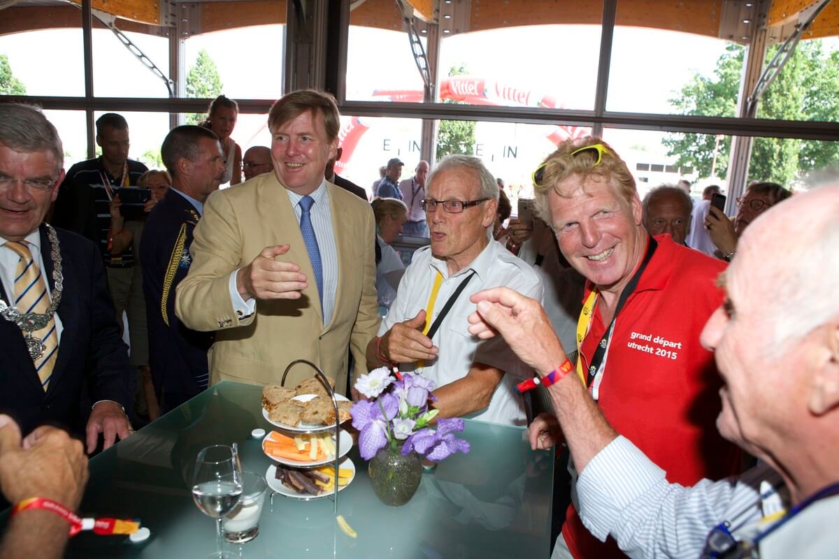 Koning Willem-Alexander ontmoet Jan Janssen en Joop Zoetemelk. In het midden Cor Jansen van Business Peleton Utrecht. Foto: Ton van den Berg