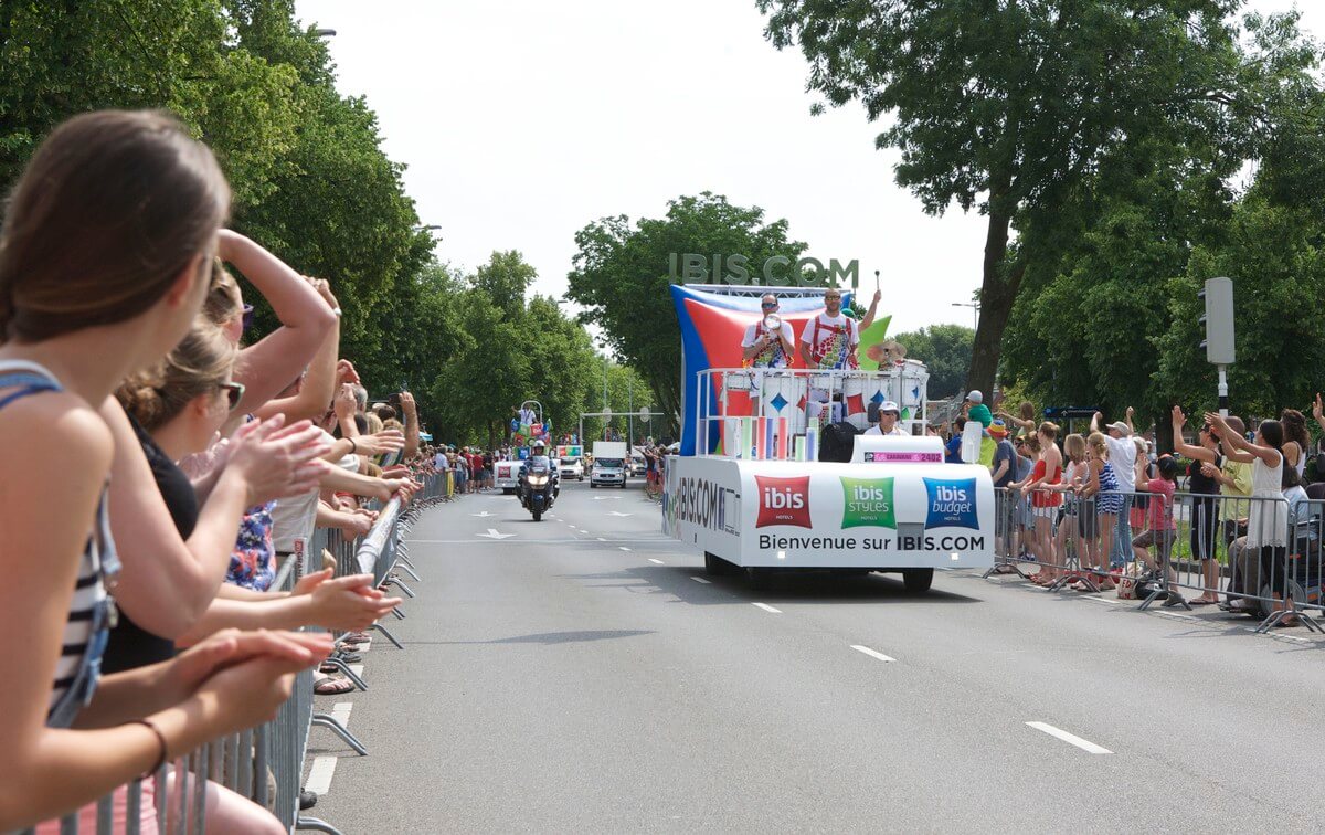 De reclamekaravaan doet Utrecht aan. Foto: ton van den Berg