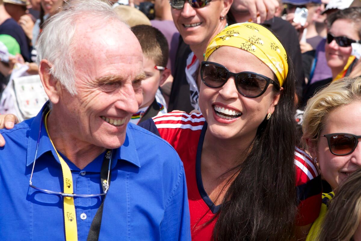 Joop Zoetemelk nog even op de foto met een Colombiaanse wielerfan. Foto: Ton van den Berg