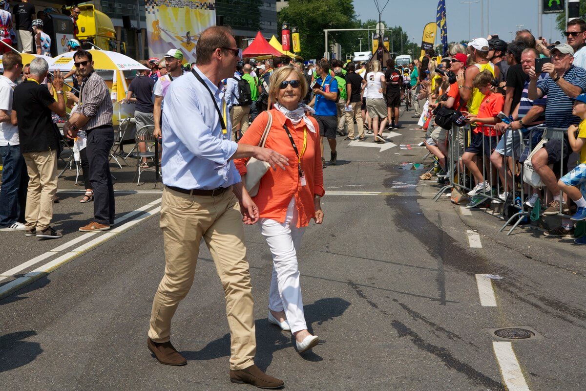 Tourdirecteur Prudhomme en Toureigenaar Marie-Odile Amaury wandelen naar de start. Foto: Ton van den Berg