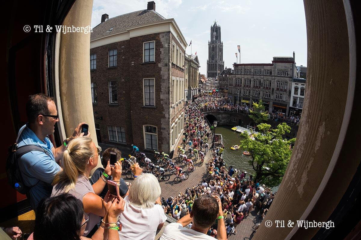 De renners komen vanaf het Stadhuis richting Ganzenmarkt. Foto: Til & Wijnbergh