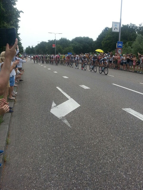 Daar gaan de renners over de Waterlinieweg richting Berekuiil. Foto: Van der Peijl