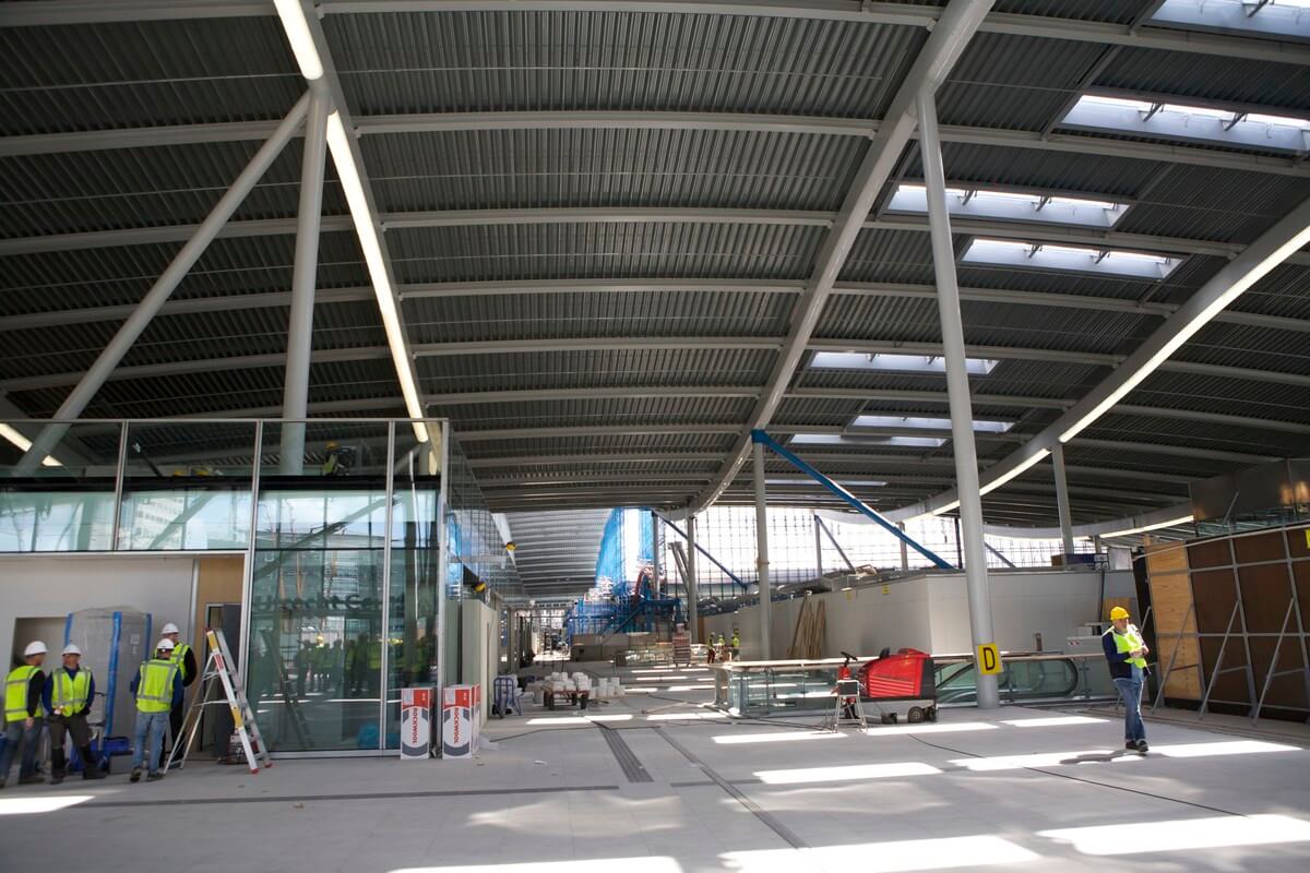 De hal van het station gezien vanaf Jaarbeursplein. Foto: Ton van den Berg