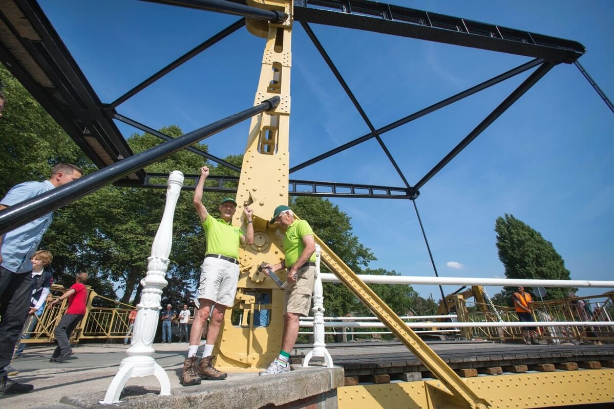 Gerrit Wiegers en Henk Veldhuizen openen de Jeremiebrug. Foto: Werry Crone