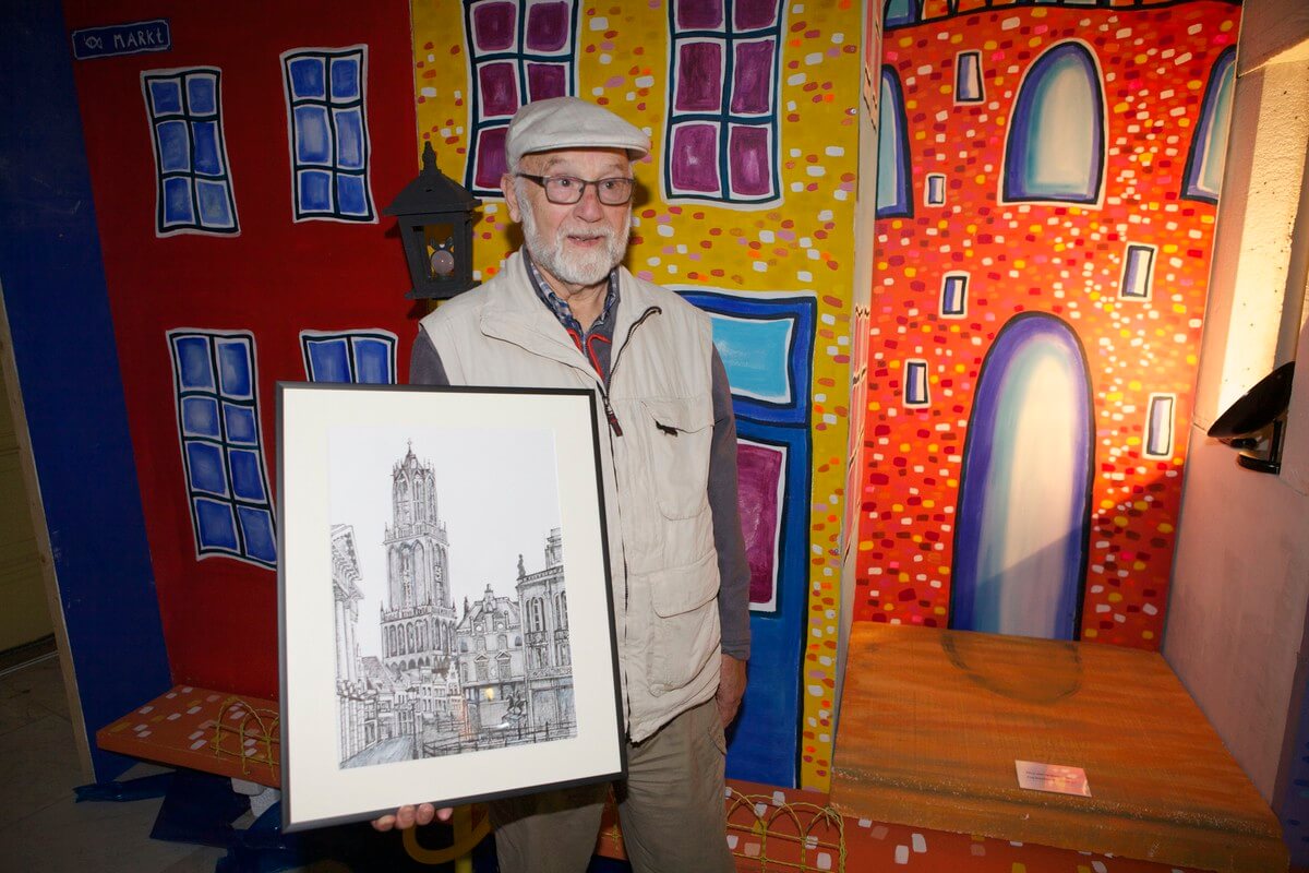 Herman Naderman met zijn Domtorentekening. Foto: Ton van den Berg