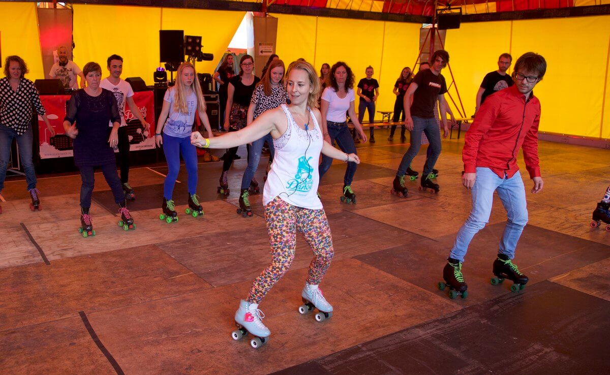 Giel Beelen actief als dansrolschaatser. 