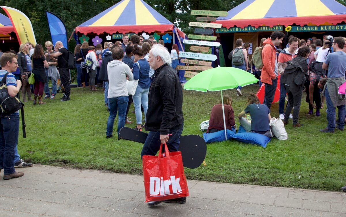 Nico Dijkshoorn vertrekt na zijn optreden. 