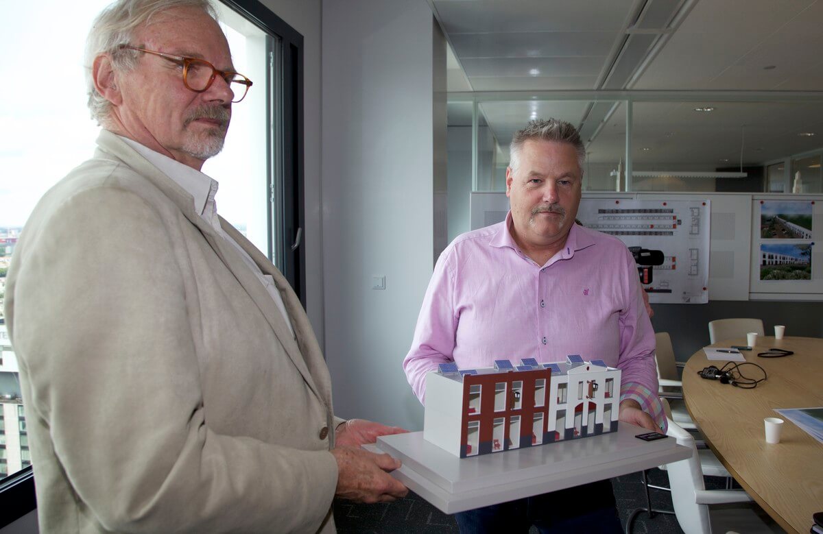 Architect Vellinga en directeur Slomp van Beja-accommodaties met de maquette van het Nieuwe Zandpad. Foto: Ton van den Berg