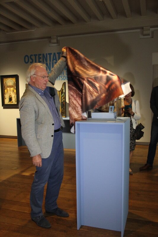 De onthulling van het nieuw verworven beeld door Herman Pleij. Foto: Willem Geijssen