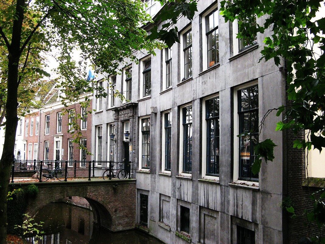 Het huidige Schoevers, toen het Bonifacius Lyceum. Foto: Willem Geijssen