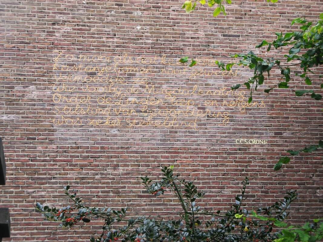 Op de muur van de Oude Hortus Onder de Linden. Foto: Willem Geijssen